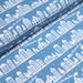 Tissu de coton de Noël scandinave aux maisons scandinaves blanches, fond bleu - tissuspapi
