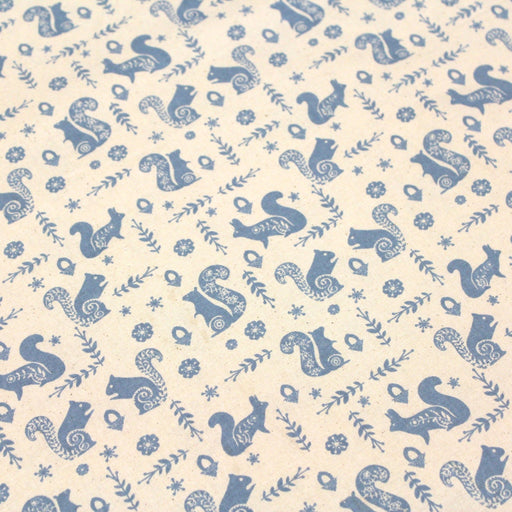 Tissu de coton de Noël scandinave aux écureuils bleus, fond écru - TissusPapi.com