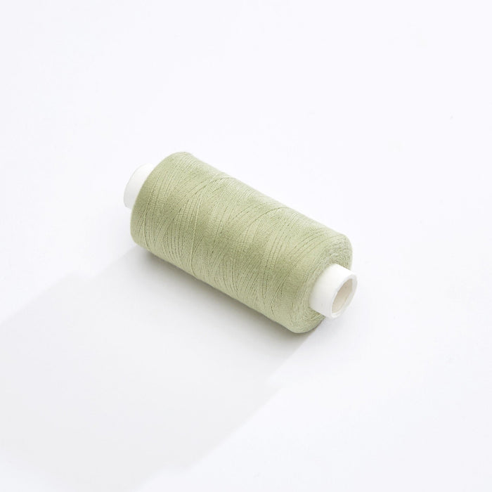 Bobine de fil vert amande - 500m - Fabrication française - Oeko - Tex - TissusPapi.com