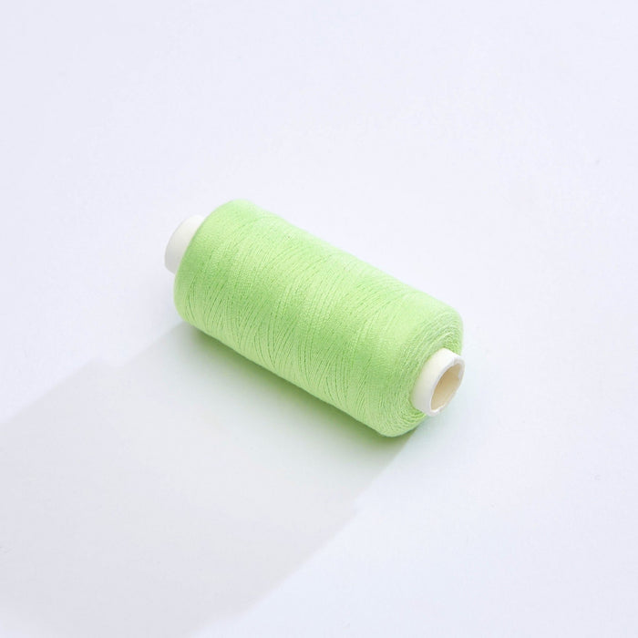 Bobine de fil vert anis - 500m - Fabrication française - Oeko - Tex - TissusPapi.com