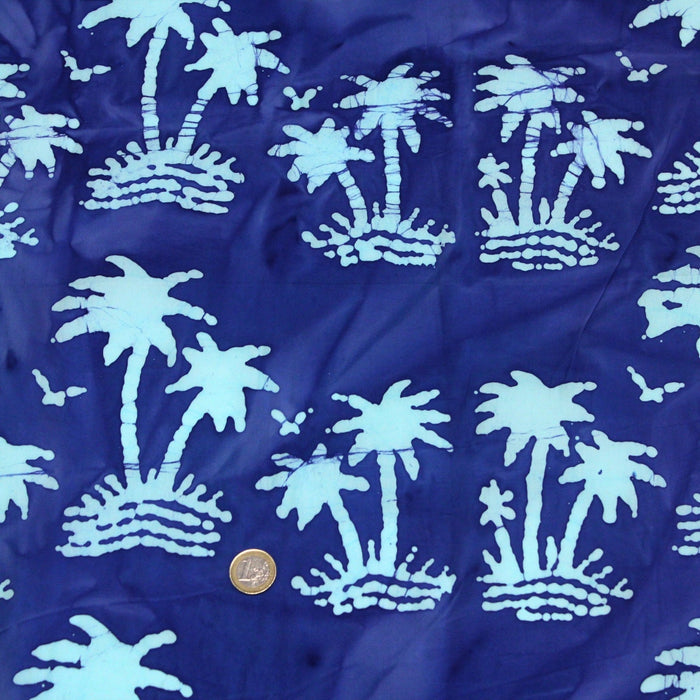Tissu de coton batik aux palmiers bleu ciel, fond bleu roi - TissusPapi.com