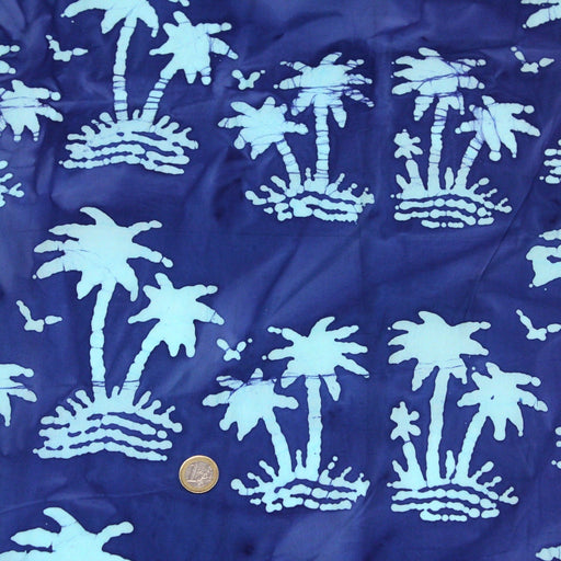 Tissu de coton batik aux palmiers bleu ciel, fond bleu roi - TissusPapi.com