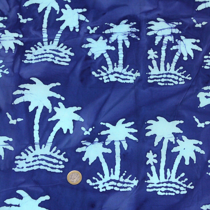 Tissu de coton batik aux palmiers bleu ciel, fond bleu roi - TissusPapi.com