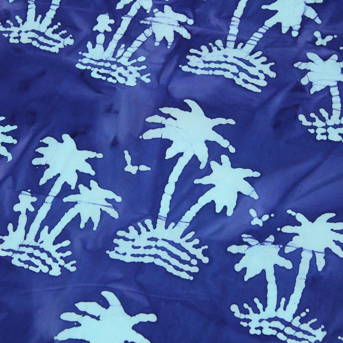 Tissu de coton batik aux palmiers bleu ciel, fond bleu roi - TissusPapi.com