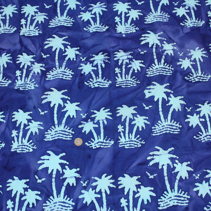 Tissu de coton batik aux palmiers bleu ciel, fond bleu roi - TissusPapi.com