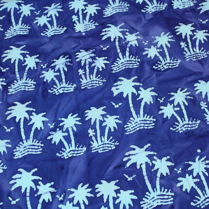 Tissu de coton batik aux palmiers bleu ciel, fond bleu roi - TissusPapi.com