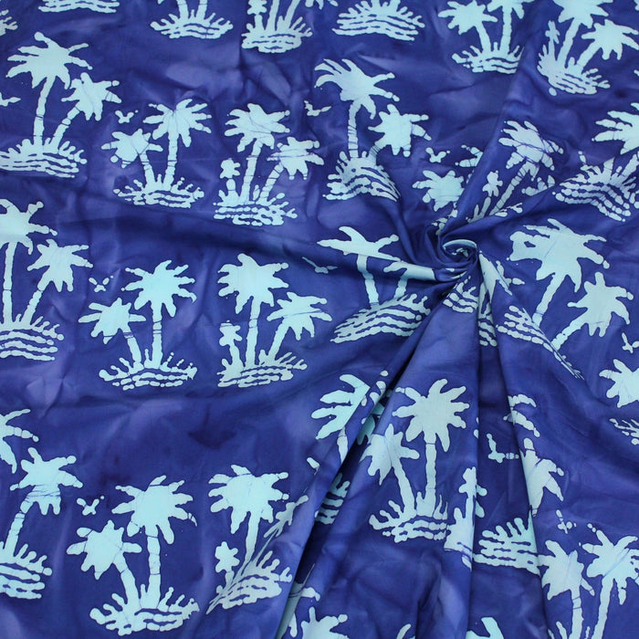 Tissu de coton batik aux palmiers bleu ciel, fond bleu roi - TissusPapi.com