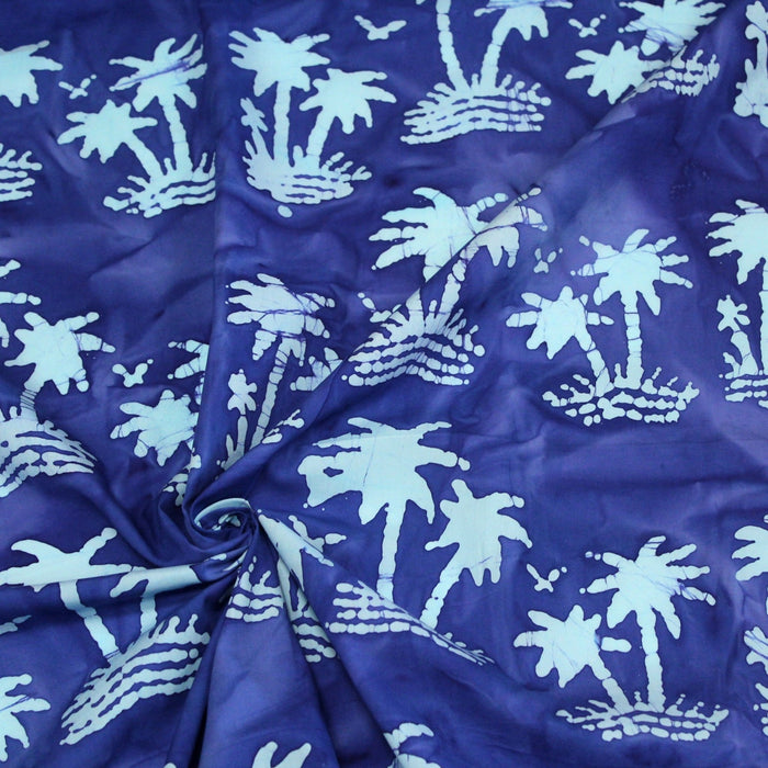 Tissu de coton batik aux palmiers bleu ciel, fond bleu roi - TissusPapi.com