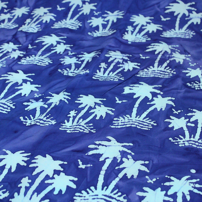 Tissu de coton batik aux palmiers bleu ciel, fond bleu roi - TissusPapi.com