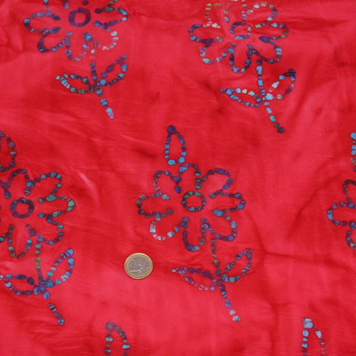 Tissu de coton batik gaufré aux fleurs bleues, fond rouge - TissusPapi.com