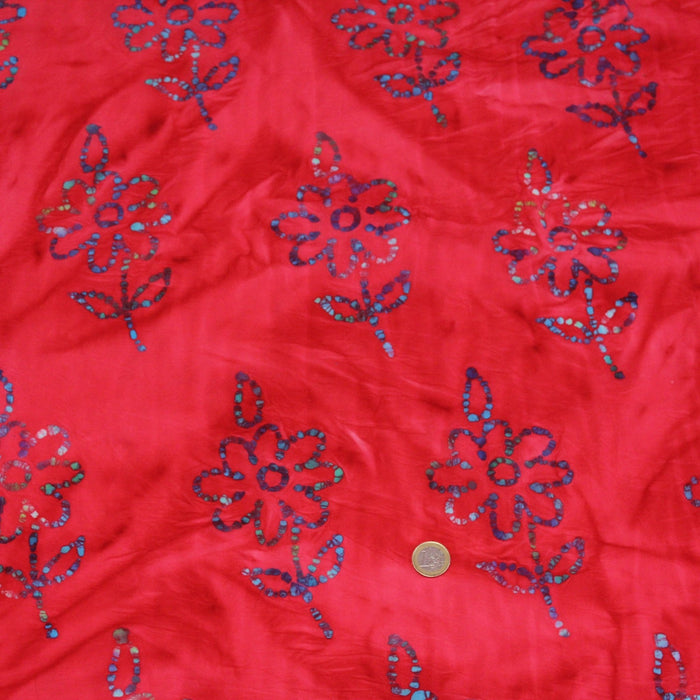Tissu de coton batik gaufré aux fleurs bleues, fond rouge - TissusPapi.com