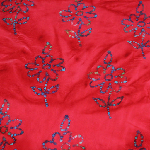 Tissu de coton batik gaufré aux fleurs bleues, fond rouge - TissusPapi.com