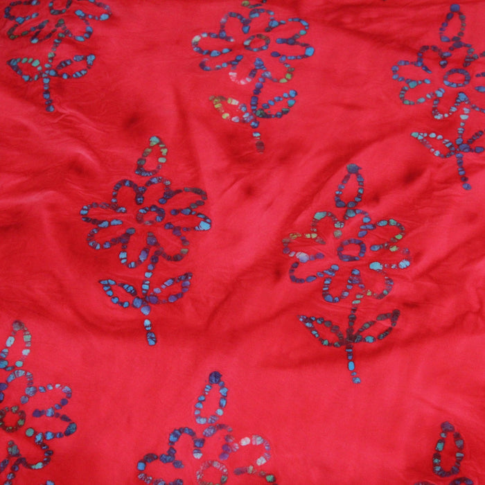 Tissu de coton batik gaufré aux fleurs bleues, fond rouge - TissusPapi.com