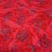 Tissu de coton batik gaufré aux fleurs bleues, fond rouge