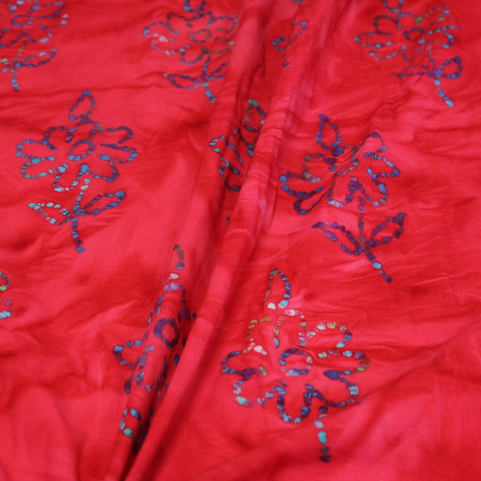 Tissu de coton batik gaufré aux fleurs bleues, fond rouge - TissusPapi.com