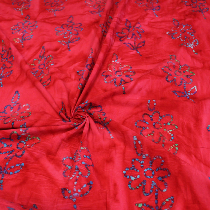 Tissu de coton batik gaufré aux fleurs bleues, fond rouge - TissusPapi.com