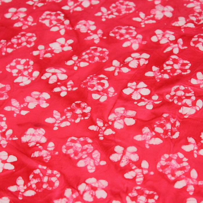 Tissu de coton Batik fond rouge clair aux fleurs blanches - TissusPapi.com