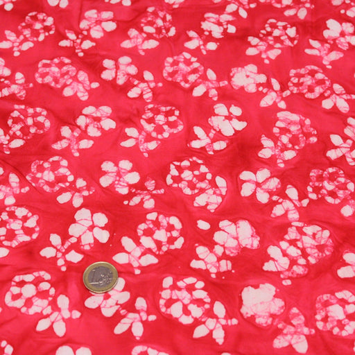 Tissu de coton Batik fond rouge clair aux fleurs blanches - TissusPapi.com