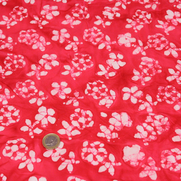 Tissu de coton Batik fond rouge clair aux fleurs blanches - TissusPapi.com