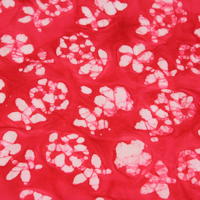 Tissu de coton Batik fond rouge clair aux fleurs blanches - TissusPapi.com