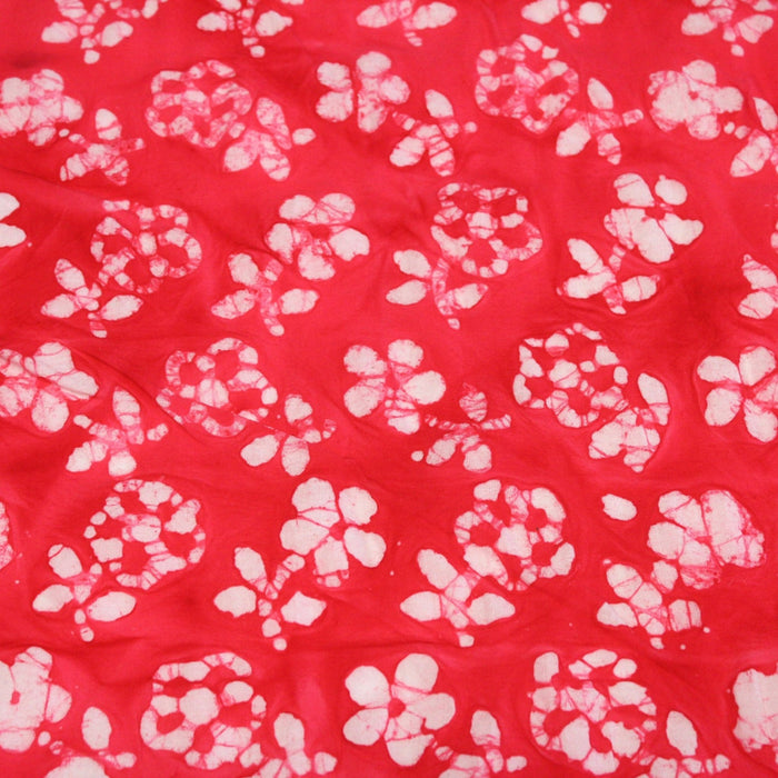 Tissu de coton Batik fond rouge clair aux fleurs blanches - TissusPapi.com