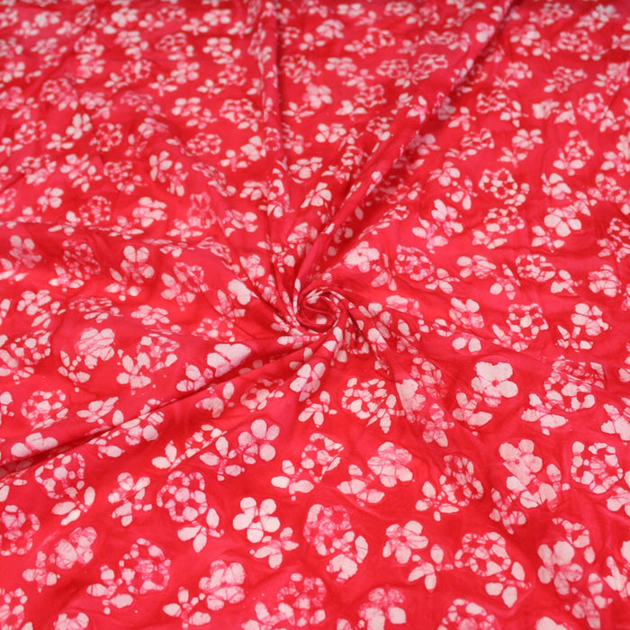 Tissu de coton Batik fond rouge clair aux fleurs blanches - TissusPapi.com