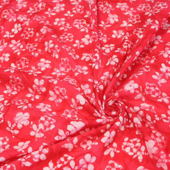 Tissu de coton Batik fond rouge clair aux fleurs blanches - TissusPapi.com
