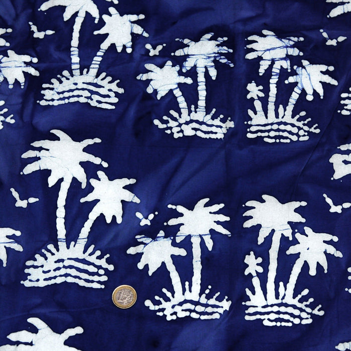 Tissu de coton batik aux palmiers blancs, fond bleu nuit - TissusPapi.com