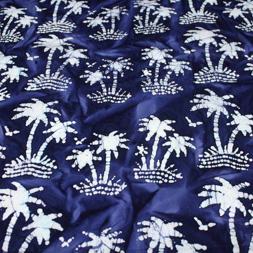 Tissu de coton batik aux palmiers blancs, fond bleu nuit - TissusPapi.com