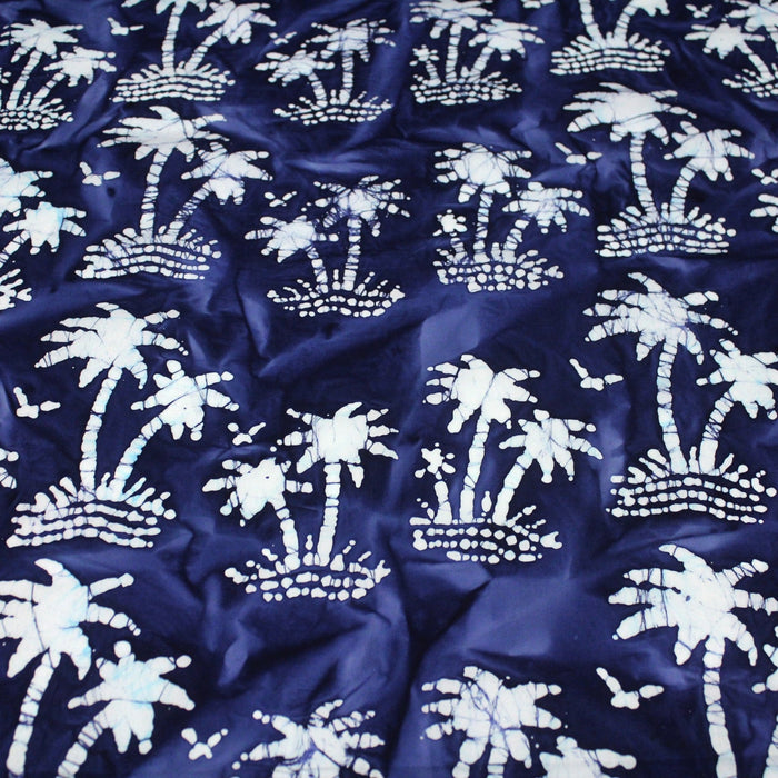 Tissu de coton batik aux palmiers blancs, fond bleu nuit - TissusPapi.com
