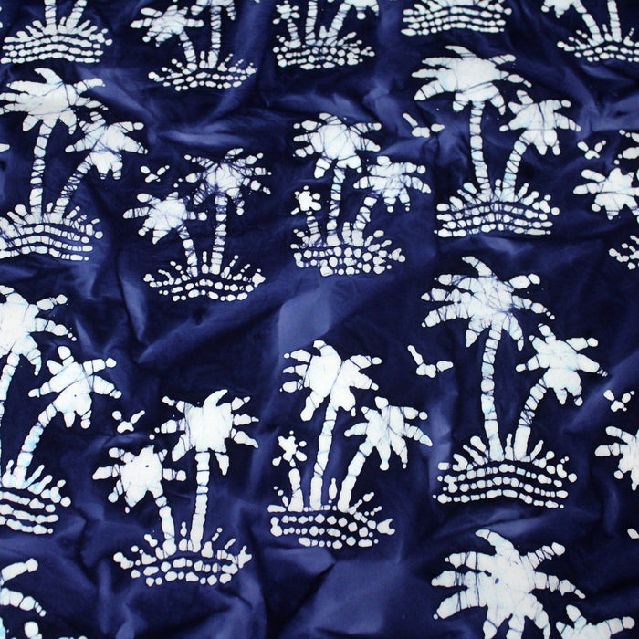 Tissu de coton batik aux palmiers blancs, fond bleu nuit - TissusPapi.com