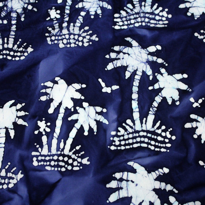 Tissu de coton batik aux palmiers blancs, fond bleu nuit - TissusPapi.com