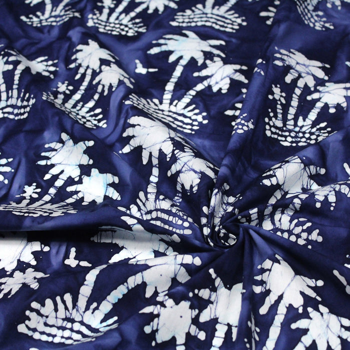 Tissu de coton batik aux palmiers blancs, fond bleu nuit - TissusPapi.com