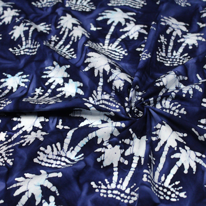 Tissu de coton batik aux palmiers blancs, fond bleu nuit - TissusPapi.com
