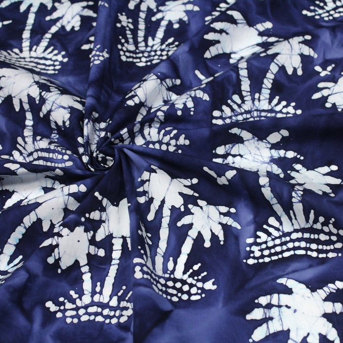 Tissu de coton batik aux palmiers blancs, fond bleu nuit - TissusPapi.com