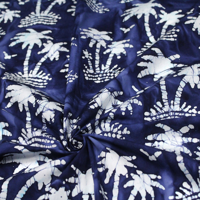 Tissu de coton batik aux palmiers blancs, fond bleu nuit - TissusPapi.com