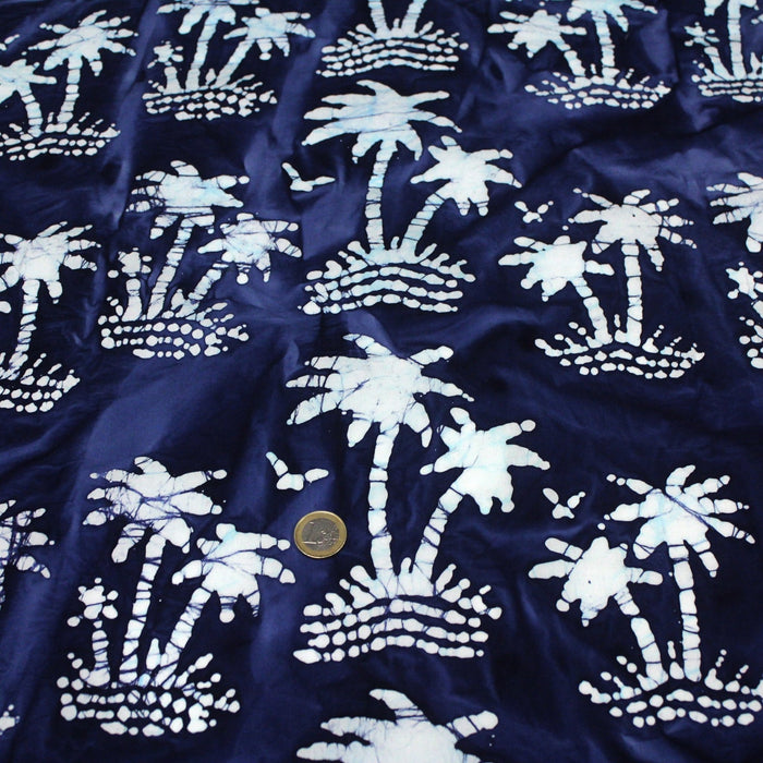 Tissu de coton batik aux palmiers blancs, fond bleu nuit - TissusPapi.com