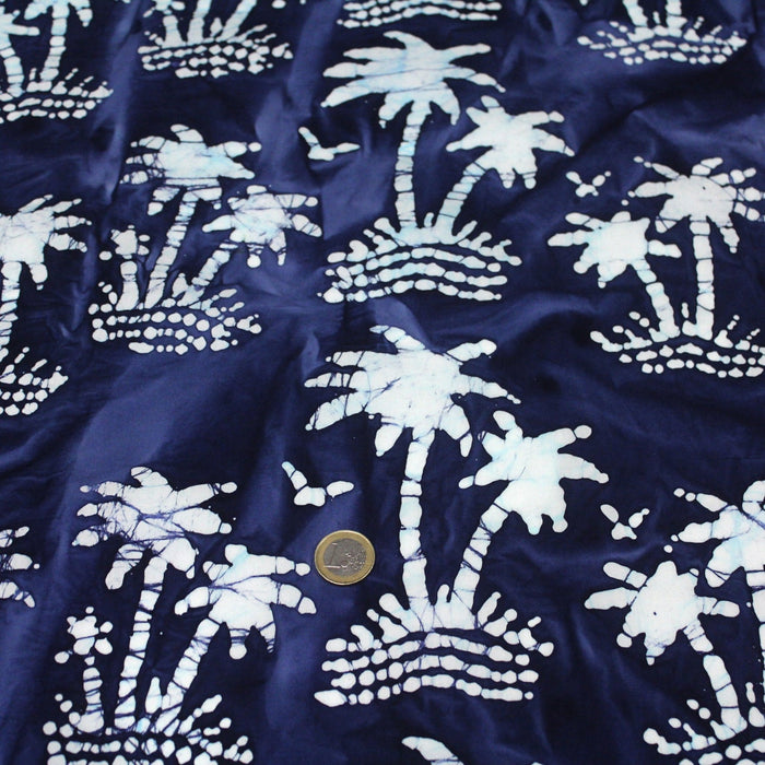 Tissu de coton batik aux palmiers blancs, fond bleu nuit - TissusPapi.com