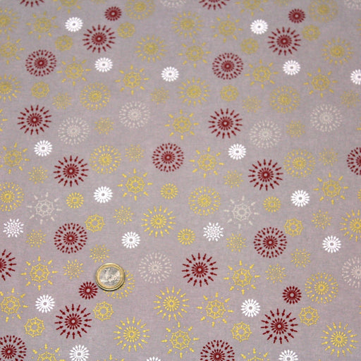 Tissu coton Noël, gris aux étoiles & flocons blancs, rouges et dorés - TissusPapi.com