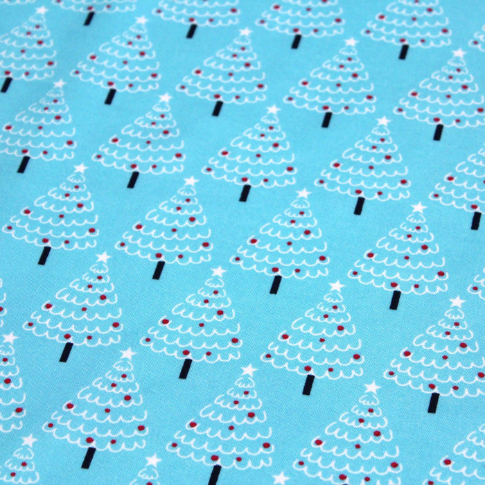 Tissu popeline de coton de Noël aux sapins blancs & rouges, fond bleu - TissusPapi.com