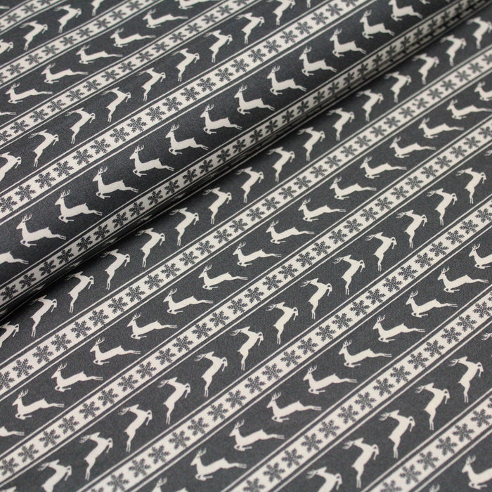 Tissu de coton de Noël scandinave aux rennes & étoiles de neiges écrus, fond gris - TissusPapi.com