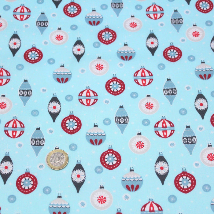 Tissu popeline de coton de Noël aux boules de Noël, fond bleu ciel - TissusPapi.com