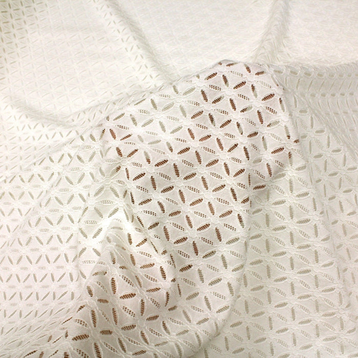 Tissu dentelle à fleurs hexagonales ivoire - TissusPapi.com