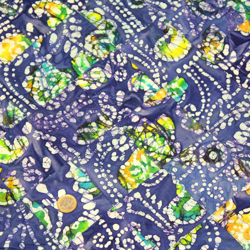 Tissu de coton batik patchwork aux fleurs, formes et pois blancs & jaunes, fond bleu roi - TissusPapi.com