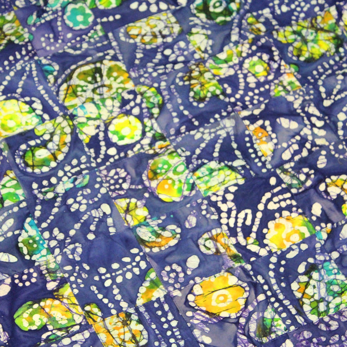 Tissu de coton batik patchwork aux fleurs, formes et pois blancs & jaunes, fond bleu roi - TissusPapi.com