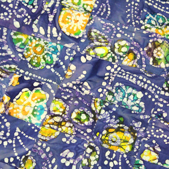 Tissu de coton batik patchwork aux fleurs, formes et pois blancs & jaunes, fond bleu roi - TissusPapi.com