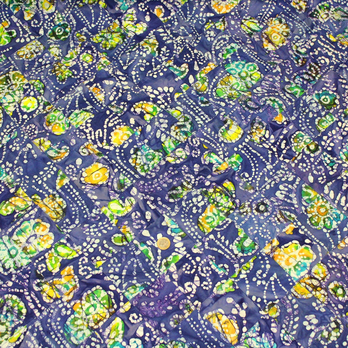 Tissu de coton batik patchwork aux fleurs, formes et pois blancs & jaunes, fond bleu roi - TissusPapi.com
