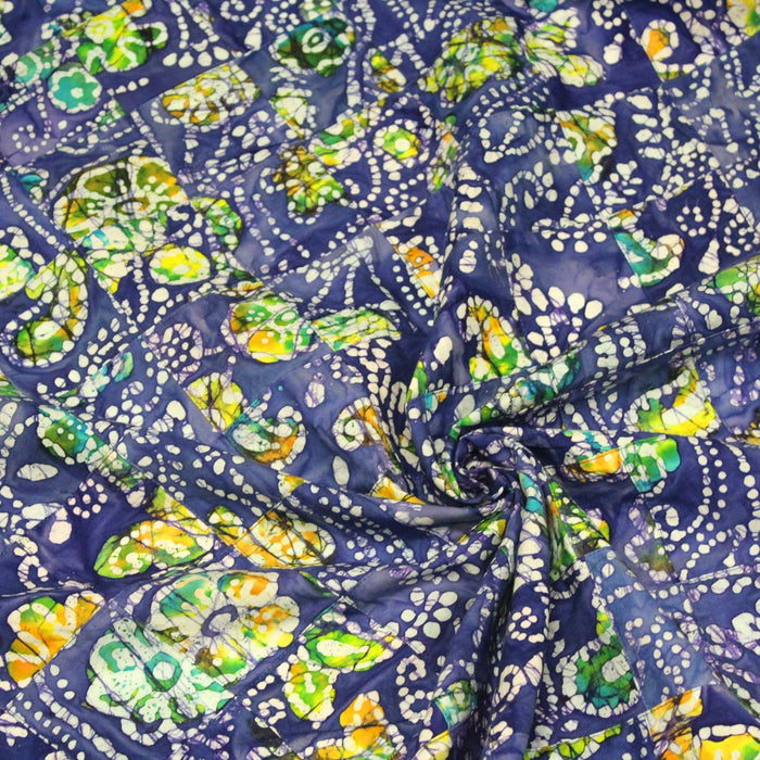 Tissu de coton batik patchwork aux fleurs, formes et pois blancs & jaunes, fond bleu roi - TissusPapi.com