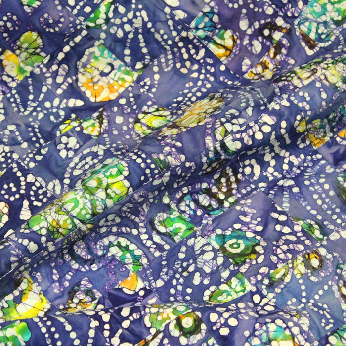 Tissu de coton batik patchwork aux fleurs, formes et pois blancs & jaunes, fond bleu roi - TissusPapi.com