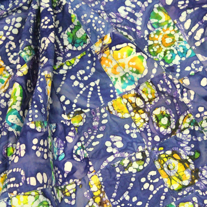 Tissu de coton batik patchwork aux fleurs, formes et pois blancs & jaunes, fond bleu roi - TissusPapi.com